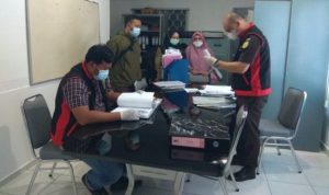 Penyidik Kejari Bintan saat menggeledah kantor mantan Direktur PT BIS BUMD Bintan di Jalan Ketapang Tanjungpinang beberapa waktu lalu.