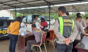 Personil Polres Bintan saat mengikuti rapid tes Covid 19