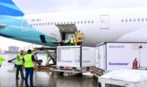 Petugas dari Bandara Sukarno-Hatta sedang memastikan keamanan pembongkaran barang berupa Vaksin Covid-19 tahap 2. Petugas dari Bandara Sukarno Hatta sedang memastikan keamanan pembongkaran barang berupa Vaksin Covid 19 tahap 2.