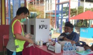 Proses penycoblosan Pilgub dan Pilbub Bintan di Lapas Narkotika Tanjungpinang.