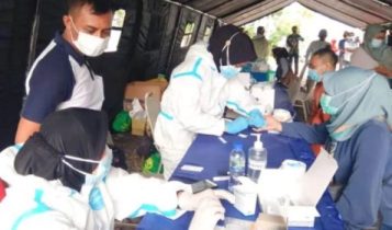 Seluruh anggota KPPS dan Linmas saat melaksankan Uji Rapid Tes dan dinyatakan reaktif Covid 19 dan selankitnya dilakukan uji PCR Swab sebanyak 13 KPPS dan Linmas dinyatakan Positif Covid 19.
