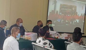 Tiga pekerja PT.Gunung Bintan Abadi GBA masing masing Ani Tji Fan dan Endang saat memberi keterangan sebagai saksi Korupsi IUP OP Tambang Bauksit di PN Tanjugpinang bersama anggota DPRD Bintan M.Yatir