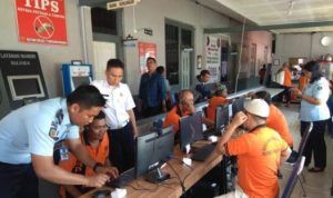 Warga Binaan Pemasyarakatan di Rutan Kelas 1 Tanjungpinang saat melakukan kunjungan melalui Virtual di Rutan kelas I Tanjungpinang