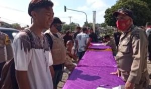 Warga yang melanggar Perbup Nomor 52 Tahun 2020 tentang Prokes diberikan sanksi menyapu dan menyanyi.