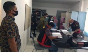 proses penggeledahan barang bukti yang dilakukan pihak Kejaksaan Negeri Bintan di Kantor PT.BIS Bintan.