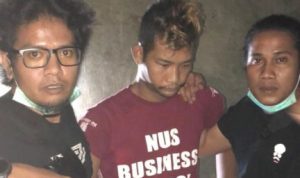 Anggota Polisi saat mengamankan terduga Pelaku pembubuh Reni Tengah berbaju coklat muda red di Batam.
