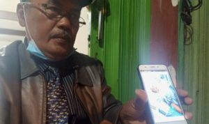 Bahtiar Batubara SH selaku kuasa hukum narapidana Abdul Aziz menunjukan foto klienya yang mendapat perawatan di RSUD Bintan. F Charlers Presmedia.Id