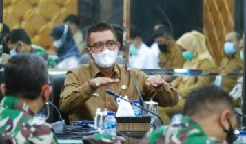Bupati Bintan Apri Sujadi saat memimpin rapat rencana pembangunan di Bintan Bupati Bintan Apri Sujadi saat memimpin rapat rencana pembangunan di Bintan