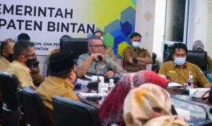 Bupati Bintan Apri Sujadi saat mengeglar rapat Penanganan Bencana dan perbaikan fasilitas umum akibat Banjir Longsor dan angin Puting Beliung yang melanda kabupaten Bintan