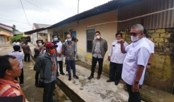 Bupati Bintan Apri Sujadi saat meninjau sejumlah drainase di Bintan beberapa waktu lalu. F Hasura Presmedia.Id