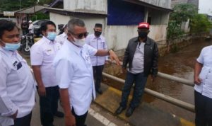 Bupati Bintan Apri Sujadi saat peninjauan sejumlah wilayah terdampak bencana bersama Satker Balai Wilayah Sungai Sumatera BWS IV serta Dinas PUPR Provinsi Kepri. F Hasura Presmedia.Id