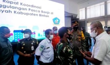 Bupati Bintan Apri Sujadi sedang berbincang bincang dengan Kepala FKPD Bintan Bupati Bintan Apri Sujadi sedang berbincang bincang dengan Kepala FKPD Bintan