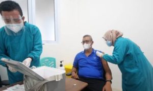Bupati Bintan Apri Sujadi yang pertama mendapat Vaksin Covid 19 di Bintan. F Hasura Presmedia.Id .