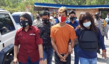 Dengan dikawal Penyidik Polisi Tersangka Hendra Pelaku pencurian dan Pembunuhan Reni diabwa ke lokasi e1611566371971 Dengan dikawal Penyidik Polisi Tersangka Hendra Pelaku pencurian dan Pembunuhan Reni diabwa ke lokasi e1611566371971
