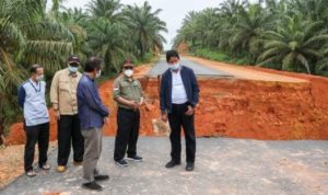 Gubernur Isdianto Saat melakukan peninjauan jalan Lintas Tiimur di Bintan yang terputus akibat longsor scaled