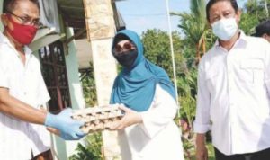 Gubernur Kepri H Isdianto saat memberikan bantuan kepada warga beberapa waktu lalu. f ist doc