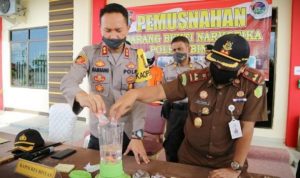 Kapolres Bintan AKBP Bambang Sugihartono saat pemerikasan barang bukti kasus narkoba di Mapolres Bintan beberapa waktu lalu. scaled