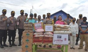 Kapolres Tanjungpinang AKBP Fernando beserta jajaran saat menyerahkan bantuan kepada korban kebakaran di Jalan Usman Harun Tanjungpinang. Foto Roland Presmedia.id scaled