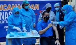 Kapolres Tanjungpinang AKBP Fernando saat divaksin Covid 19 di RSUD Kota Tanjungpinang. F Roland Presmedia.Id