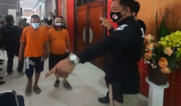 Kasat Narkoba Polres Tanjungpinang AKP Ronny Burungudju saat menggiring ke empat tersangka pelaku kasus narkoba. F Roland Presmedia.Id Kasat Narkoba Polres Tanjungpinang AKP Ronny Burungudju saat menggiring ke empat tersangka pelaku kasus narkoba. F Roland Presmedia.Id