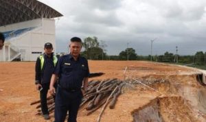Kepala dinas Perkim Bintan Junirianto sedang meninjau kondisi Stadion Sepak Bola di Desa Busung beberapa waktu lalu. Foto Istimewa