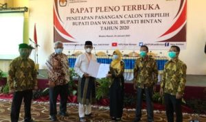 Ketua KPU Bintan Ervin Sari menyerahkan berita acara penetapan kepala daerah terpilih kepada Apri Sujadi. F Hasura Presmedia.Id