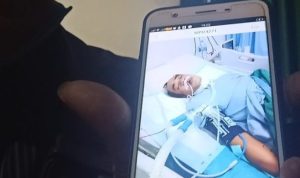 Kuasa Hukum Abdul Aziz Bahtiar Batubara SH sat menunjukan photo klienya yang terbaring lemas di Rumah Sakit e1611293978469