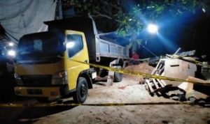 Lori yang menimpa korban An Lien Meng 67 telah dipasang police line di Kampung Lengkuas Kelurahan Kijang Kota. F Hasura Presmedia.id