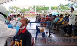 Para tenaga kesehatan sedang menunggu antre vaksinasi covid 19 dosis kedua di Gedung Daerah belum lama ini. F Ismail Presmedia.id
