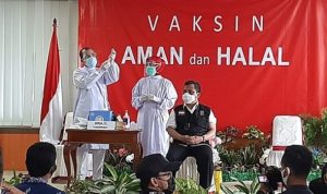 Pelaksanaan vaksinasi COVID 19 perdana di Provinsi Kepri dilaksanakan di RSUP RAT Tanjungpinang Kamis kemarin. Sekda FKPD dan Tomas jadi orang pertama Kepri yang divaksin. F Ismail Presmedia.Id