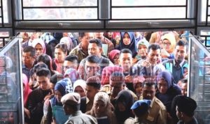 Pelamar kerja saat mendaftar pada penerimaan honorer di Kabupaten Bintan beberapa waktu silam. F Dok Presmedia.id 2