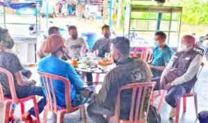 Pemuda Kampung Sei Kawal berdiskusi terkait aksi gotong royong di Sungai Belakang sore ini. Aksi itu sebagai upaya antisipasi banjir rob. di kawasannya. F Hasura Presmedia.Id .