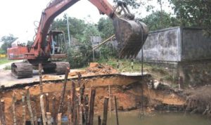 Perbaikan Akses Jalan Tirta madu Gesek yang putus akibat Longsor