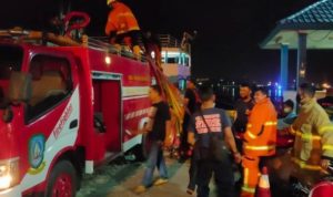 Petugas dari Dinas Pemadam Kebakaran bersama aparat Kepolisian dan warga setempat berjibaku memadamkan api yang memberangus benkel serta kapal milik Teng Ci Siang di Kampung Bugis. F Roland Presmedia.id