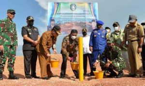 Pjs Gubernur Bahtiar Sekdaprov bersama FKPD Provinsi Kepri saat melakukan pemancangan titik koordinat pembangunan Jembatan Babin di Batam Desember 2020 lalu. Dok Humas Pemprov Kepri