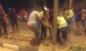 Polisi dan Warga saat mengevakuasi korban usai menabrk median jalan di Jalan WR Supratman KM 15 arah Bintan