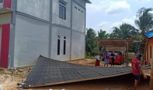 Posisi atap rumah yang telah diterbangkan angin kencang. F Ist Presmedia.Id