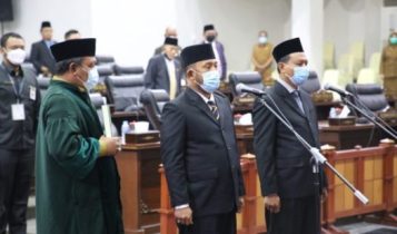 Prosesi pengambilan sumpah jabatan PAW dua anggota DPRD Kepri dari PKS yakni Muhammad Taufiq menggantikan Ing Iskandarsyah dan Yusuf menggantikan Suryani. F Ismail Presmedia.ID