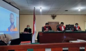 Prosesi sidang virtual agenda putusan hakim dengan terdakwa Adi Pangestu. pemilik 340 gram sabu sabu. Hakim memvonis 5 tahun penjara. F Roland Presmedia.d 1