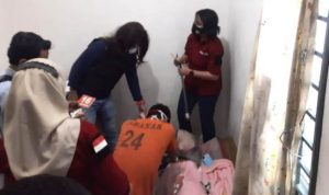 Rekonstruksi Pembunuhan Reni Adegan ketika Tersangka Hendra mencekik korban Reni hingga Tewas