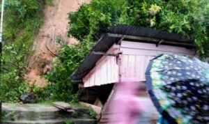 Sebanyak 12 Rumah Terendam banjir dan Satu Warung Tertimpa Longsor di Desa Kampung Hilir Tambelan