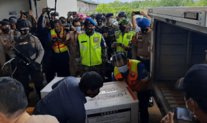 Sebanyak tujuh box vaksin COVID 19 tahap I tiba di Kargo Bandara Raja Haji Fissabilillah Tanjungpinang dan mendapat penjagaan ketat dari TNI dan Polri. 1