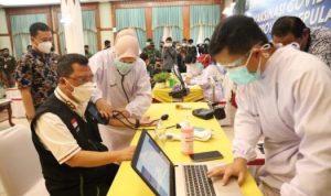 Sekdaprov Kepri TS Arif Fadillah saat vaksinasi Tahap I Dosis 2. F Ismail Presmedia.id