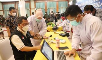 Sekdaprov Kepri TS Arif Fadillah saat vaksinasi Tahap I Dosis 2. F Ismail Presmedia.id