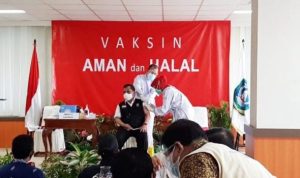Sekdaprov Kepri TS Arif Fadillah saat vaksinasi covid tahap pertama di RSUP RAT Tanjungpinang dua pekan silam. F Ismail Presmedia.id scaled