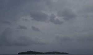 Tampak pulau penyengat diselimuti awan tebal. F Ismail Presmedia.id