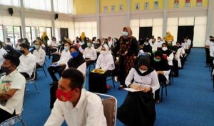 Tenaga honorer Pemkab Bintan sedang menjalani ujian evaluasi kinerja 2021. F Hasura Presmedia.id