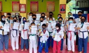 Tim Akahfie Taekwondo Club Tanjungpinang berhasil merebut 13 emas pada kejuaraan The Best Indonesia Changmookwan Internasional di Jakarta baru baru ini.