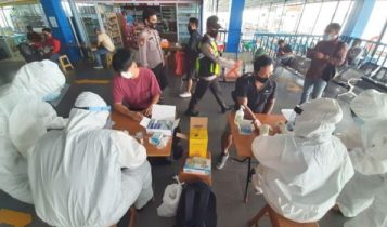 Tim Medis Kesehatan di Pelabuhan saat melakukan Rapid Tes Pada penumpang dalam mencegah penularan Covid 19