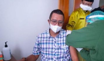 Tim medis menyuntikkan Vaksin Sinovac dosis kedua ke Apri Sujadi. F Hasura Presmedia.id